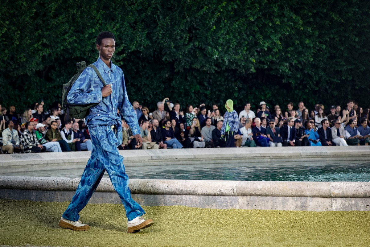 بالصور- عمال بناء ومهرجون باليوم الثاني من أسبوع الموضة الرجالية في باريس